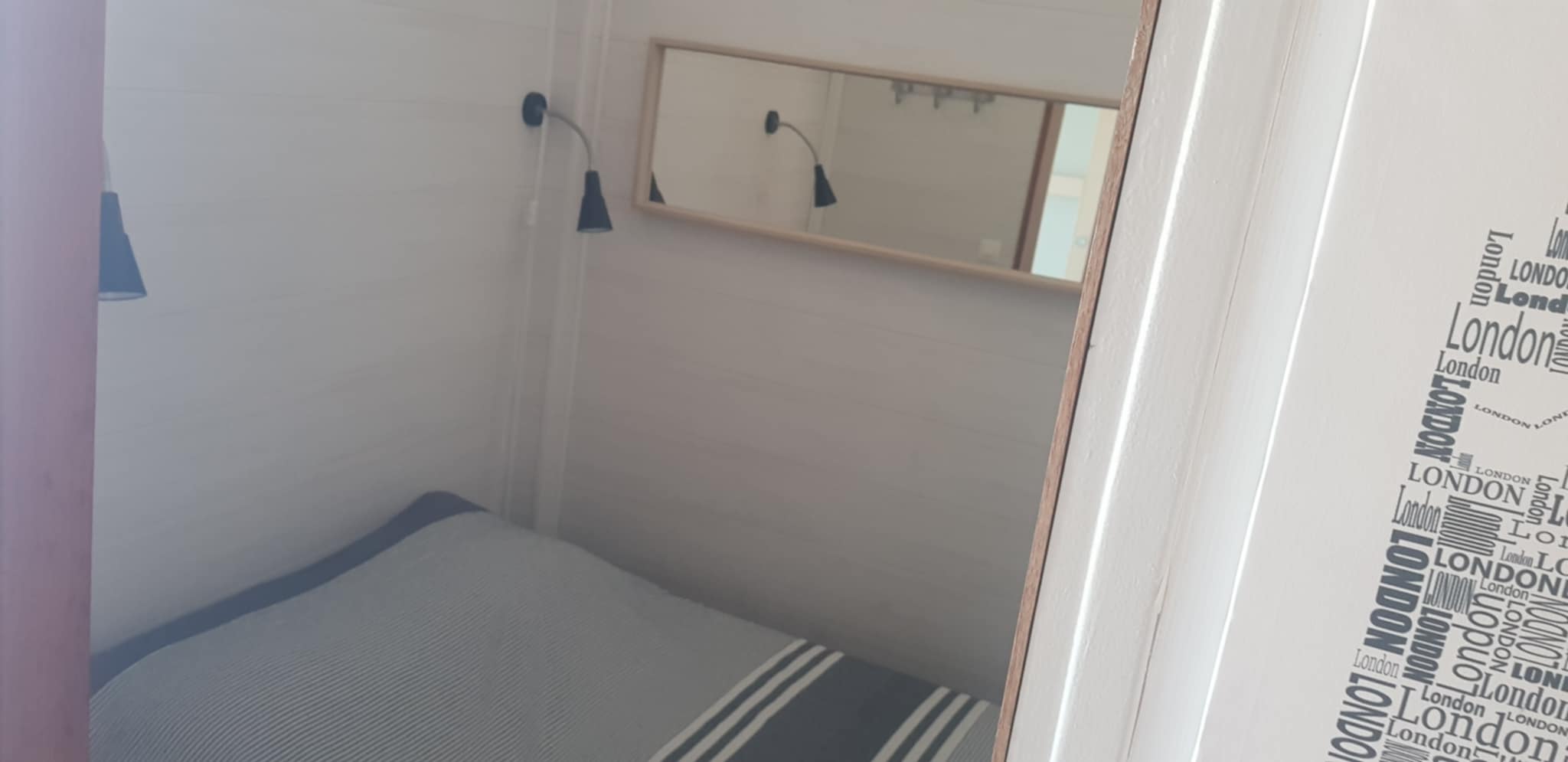 Chambre avec lit intégré et éclairage moderne