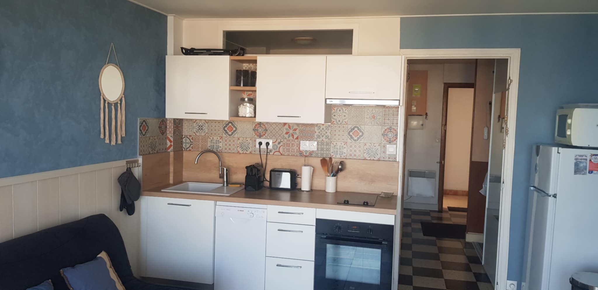 Cuisine moderne équipée avec carrelage coloré